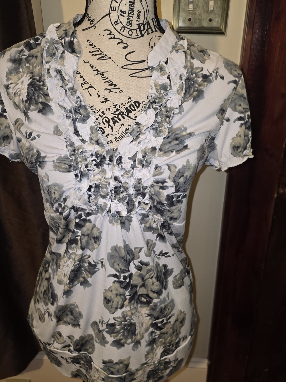 Maurices Ruffled V-Neck Floral Blouse in White and Gray L